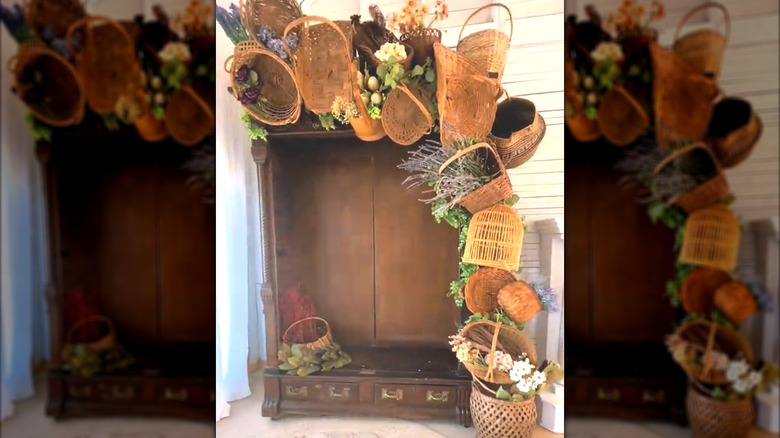 Stylish wardrobe arch made of baskets and artificial foliage for harvest-style decor