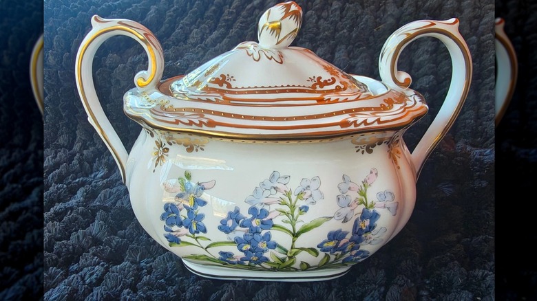 A sugar dish with Spode's Stafford Flowers pattern