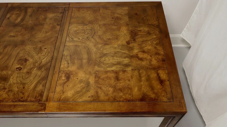 Close up texture pattern on a Henredon Scene One Parsons Table