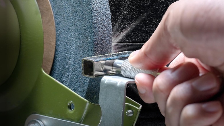 Dressing a grinding wheel with a Powertec diamond dresser