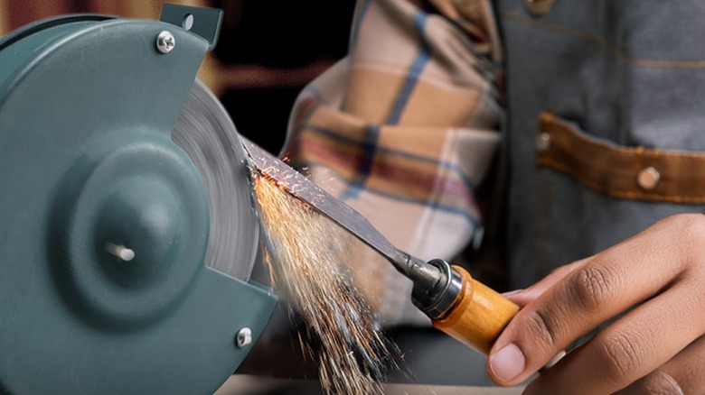 Sharpening a chisel on a Powertec grinding wheel