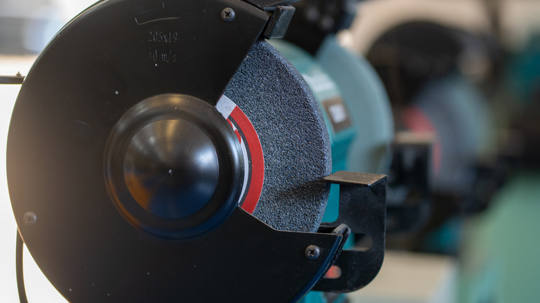 Grinding wheels protected by guard covers