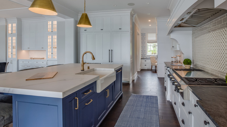 Kitchen with both gold and black metal knobs and drawer pulls
