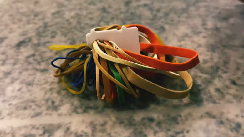 A bundle of rubber bands held together by a bread tag.