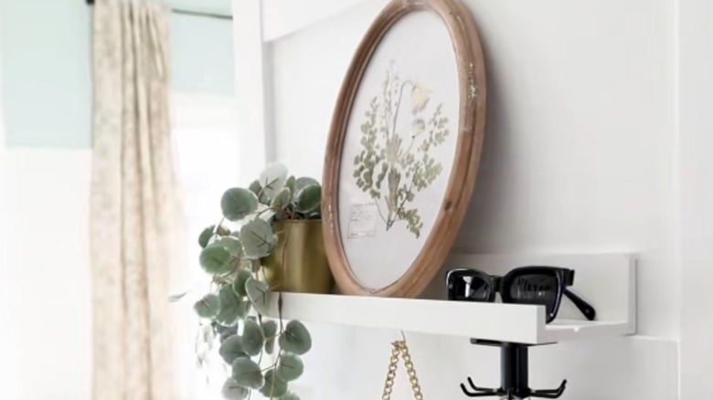 Stylish entryway holder picture ledge with decor and hanging hooks