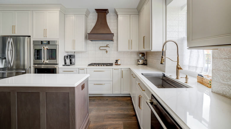 Modern kitchen island with no task lighting