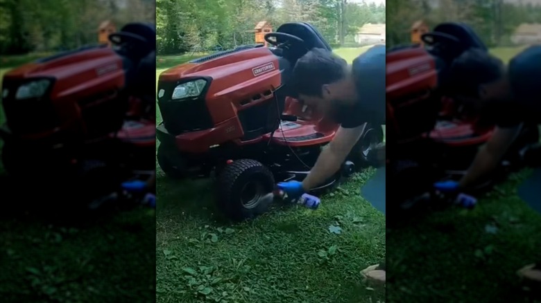 Cleaning a lawn mower with WD-40