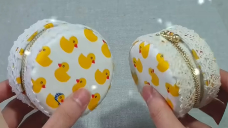 Constructing a zippered coin purse with jar lids