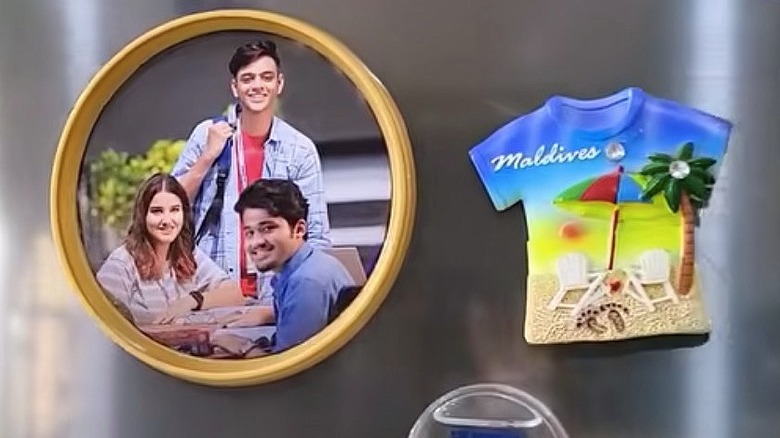 Magnetic photo frame made from a plastic lid