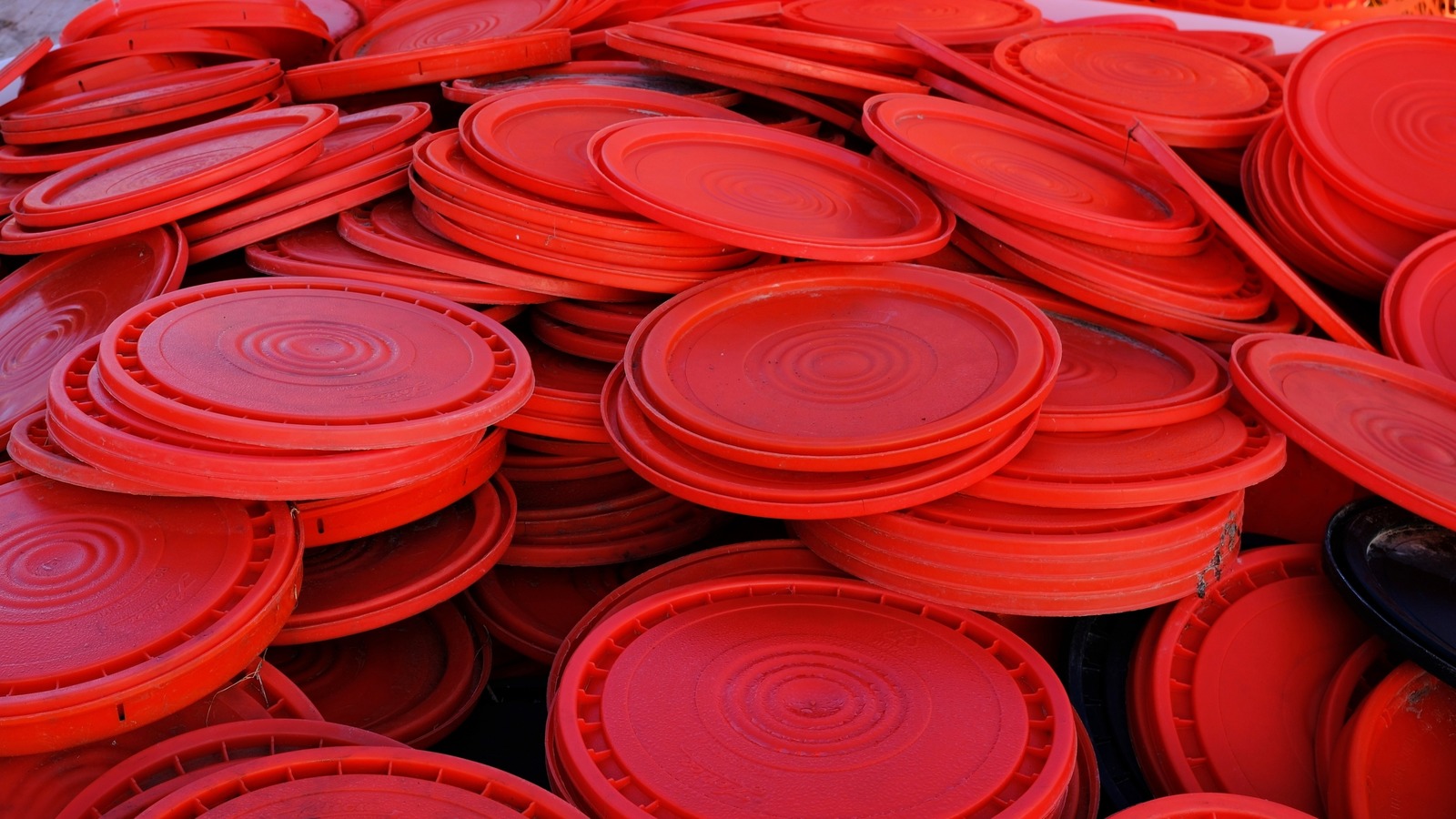 Unlock Creative Potential: 26 Ingenious Uses for Old Plastic Container Lids You Never Knew Existed!