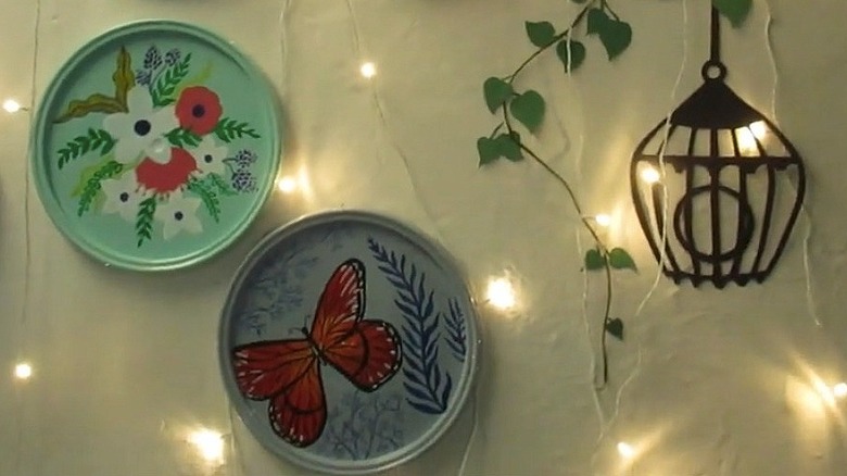 Reusing plastic lids to make painted wall art