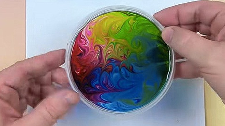 Crafting a glue-based suncatcher in a lid mold