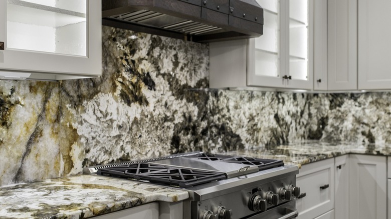Granite with dramatic color variations on kitchen counter and backsplash