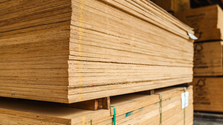 Stacks of plywood sitting in a warehouse.