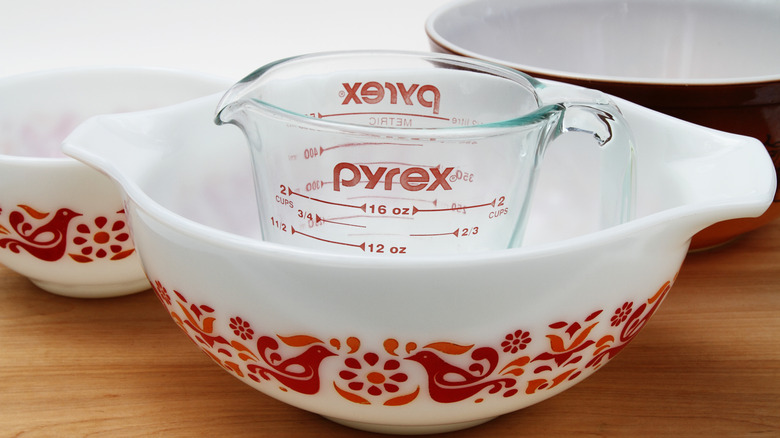 Vintage Pyrex mixing bowls and a modern Pyrex measuring cup