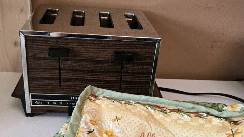 A vintage General Electric four-slice woodgrain and chrome toaster