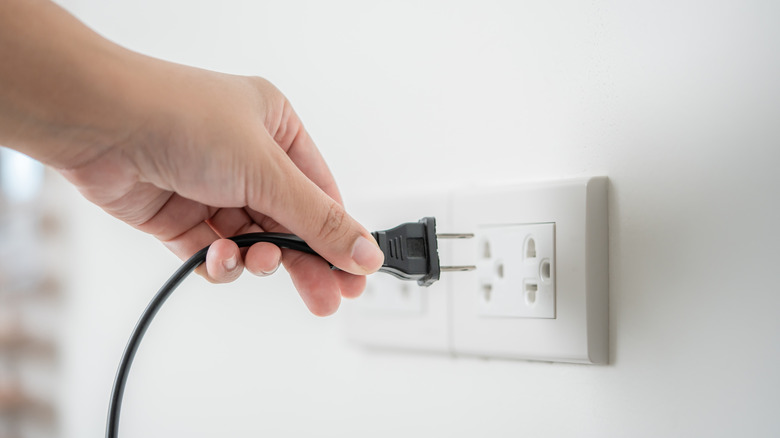 Hand unplugging cord