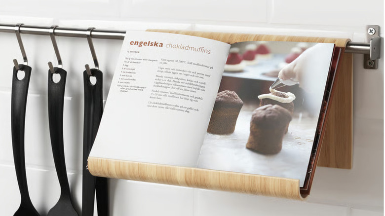 VIVALLA tablet stand in use