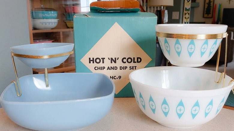 a blue Pyrex Hot 'N' Cold Chip and Dip Set next to the packaging