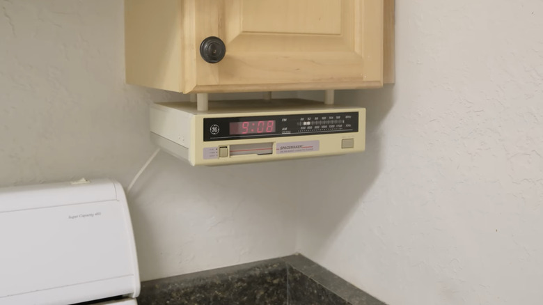GE SpaceMaker radio installed under an upper kitchen cabinet