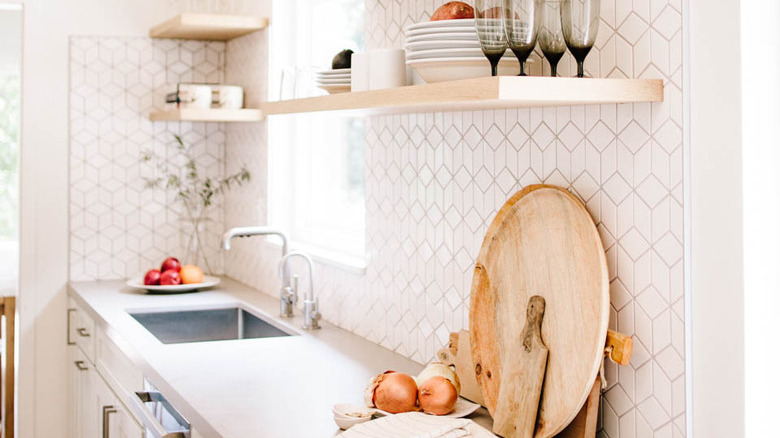 White tile art deco backsplash with geometric shapes in modern kitchen