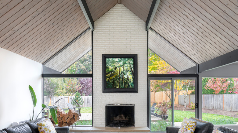 A midcentury interior well-integrated with outdoor spaces