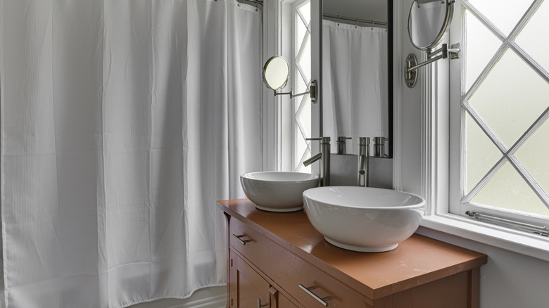 A basic white shower curtain in the bathroom