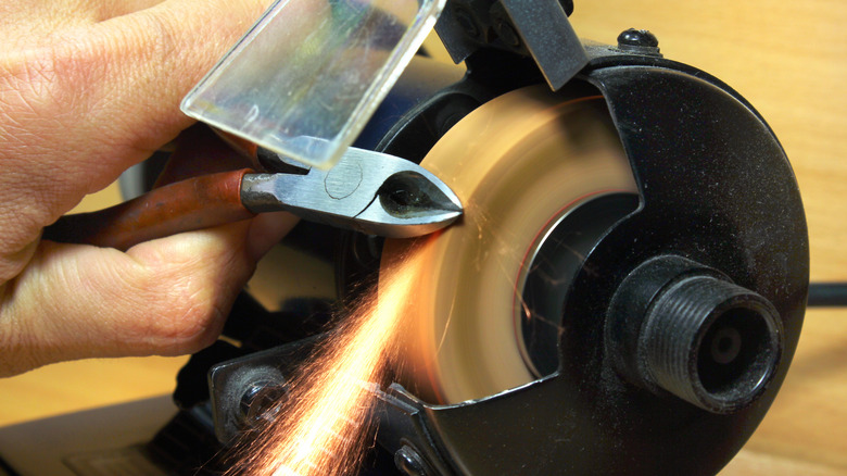 Sharpening angle-cutting pliers with a bench grinder