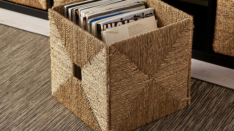KNIPSA Basket with magazines inside