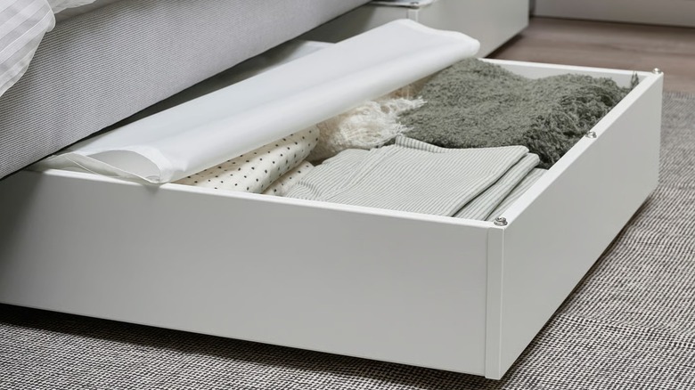 VARDÖ Underbed storage box rolled out from under bed