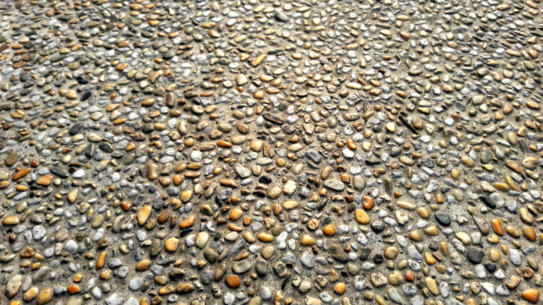 Textured surface with exposed aggregates