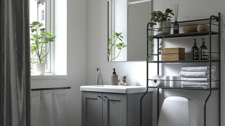 FRÖSJÖN Over-the-Toilet Shelf set in a bathroom