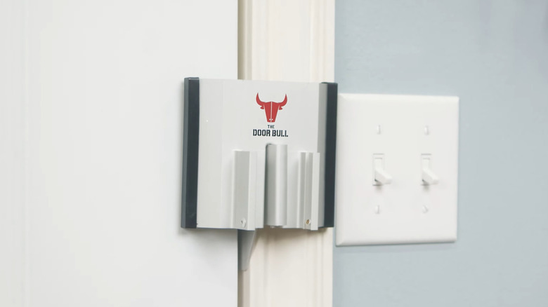 Door Bull door-locking mechanism