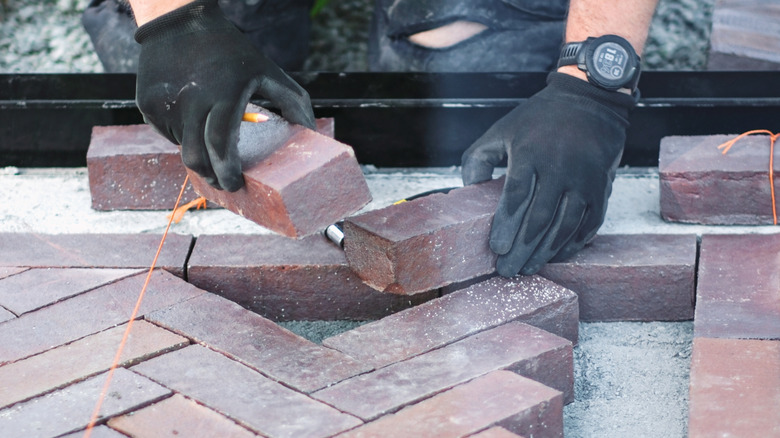 Laying bricks in a herringbone style