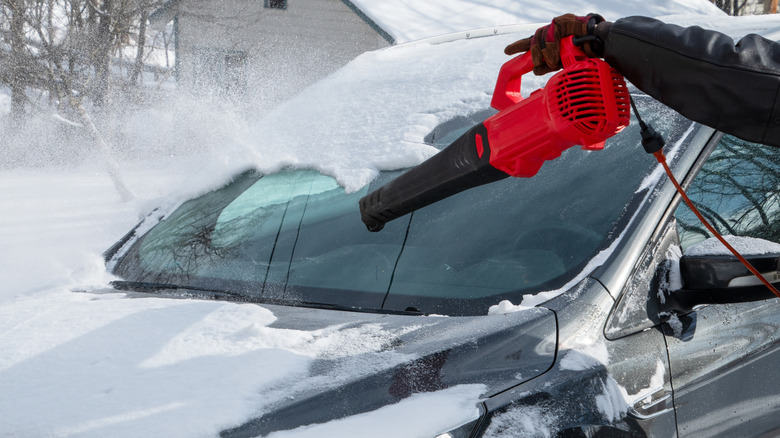Using leaf blower to remove light snow on car windshield