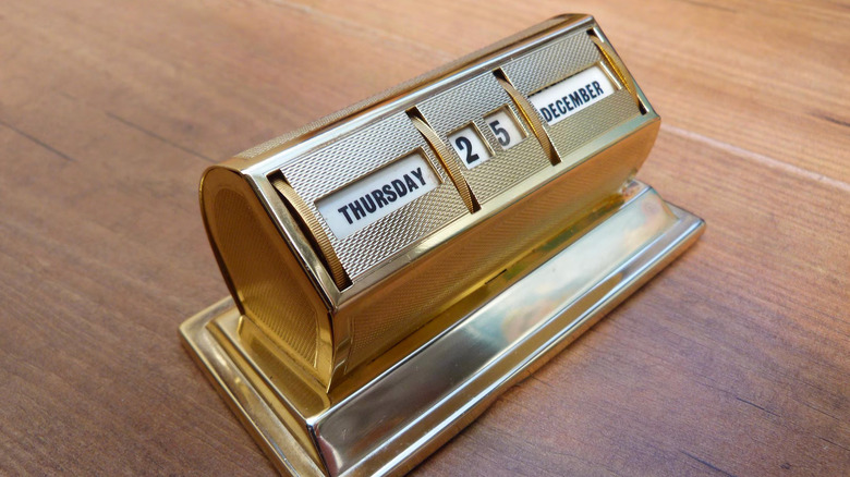 A vintage gold perpetual date calendar reads "Thursday 25 December"