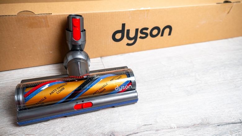 Dyson head being unboxed