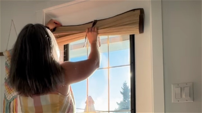 hanging a beach mat on a glass door