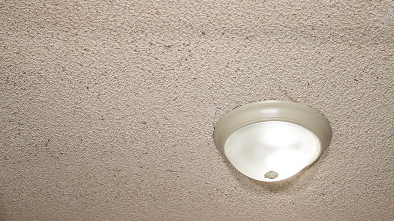 lighting fixture on a white popcorn ceiling