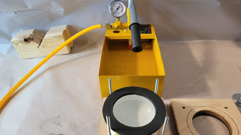 Equipment for hydrostatic head testing of fabrics