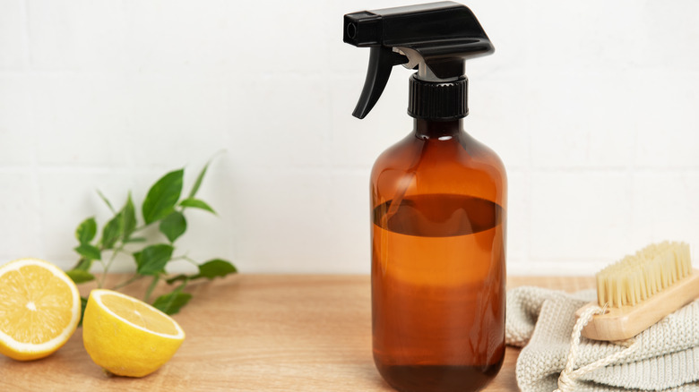 Lemon cleaning spray