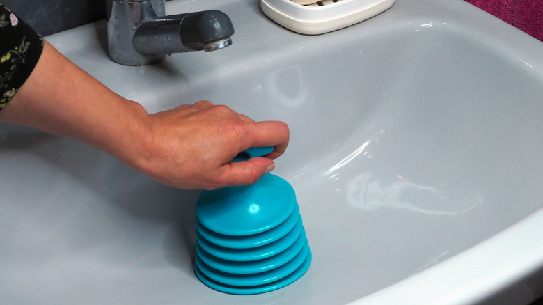Clearing a sink drain with an accordion plunger