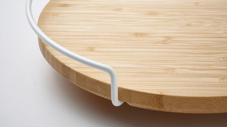Close up of the IKEA APTITLIG Lazy Susan organizer