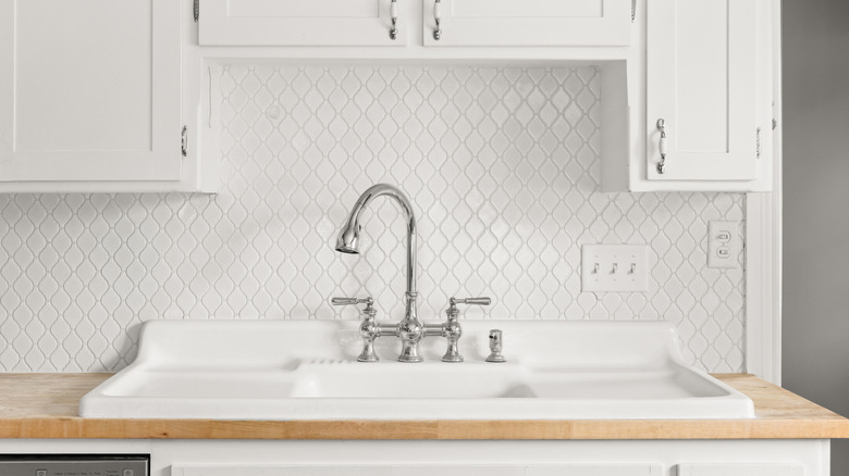 Kitchen with a white arabesque tile backsplash