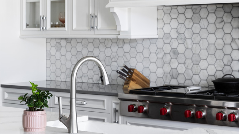 Kitchen with a hexagonal tile backsplash