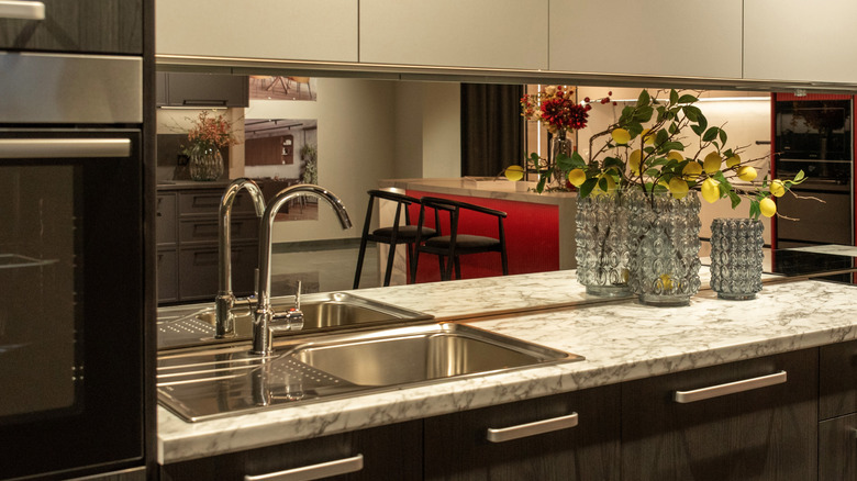 A kitchen with a mirror backsplash