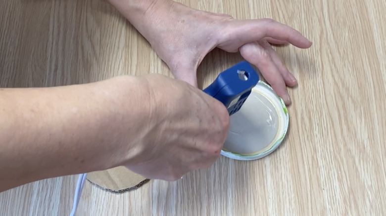 Applying glue to jar lid