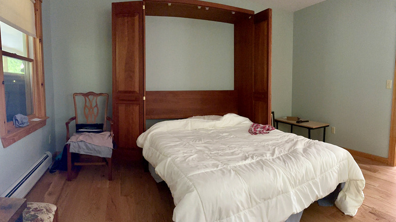 Fold out bed with white bedspread