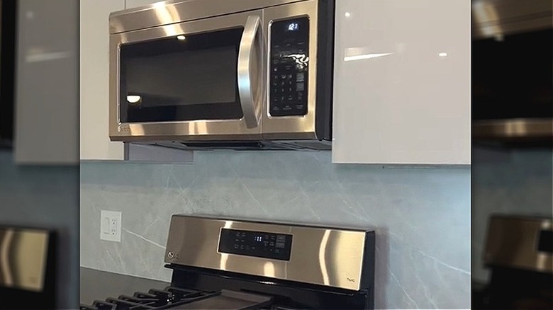 The finished temporary laminate sheet backsplash