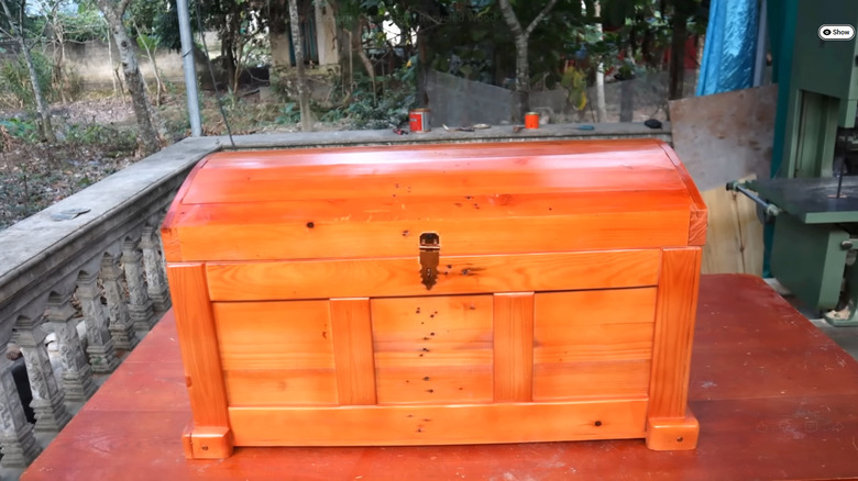 A storage chest made from palettes